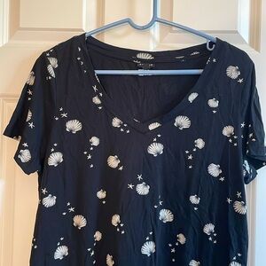 Black Sea Shell Print V-neck Tee